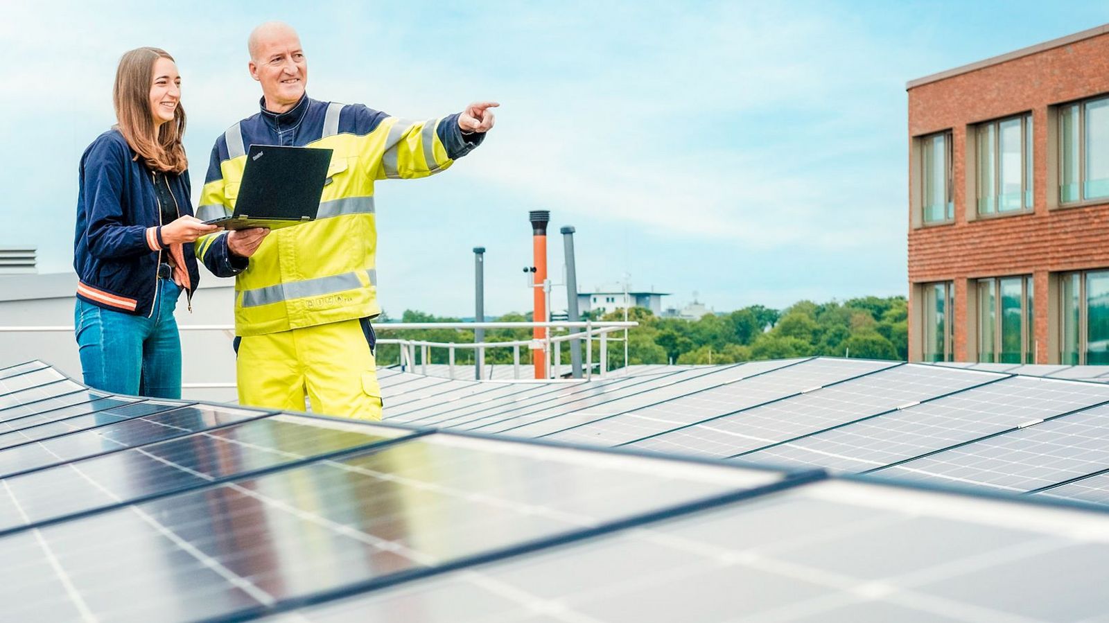 BonnNetz Mitarbeitende befinden sich auf einem Hausdach mit PV-Anlage