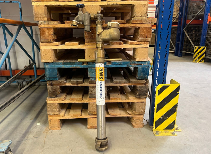 Ein Standrohr steht im Lager von BonnNetz an einen Palettenstapel gelehnt.